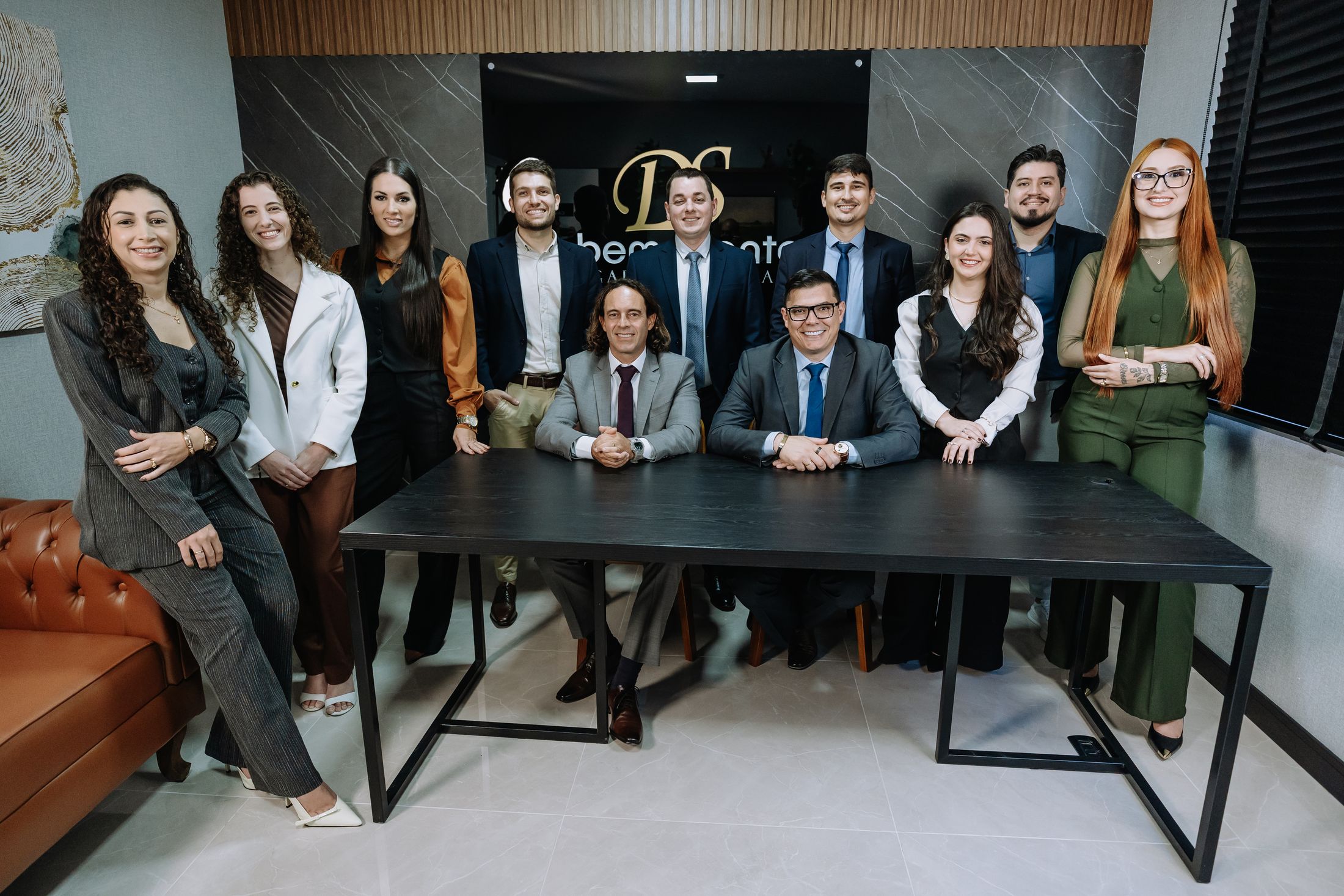 Equipe completa do escritório Debem e Santos